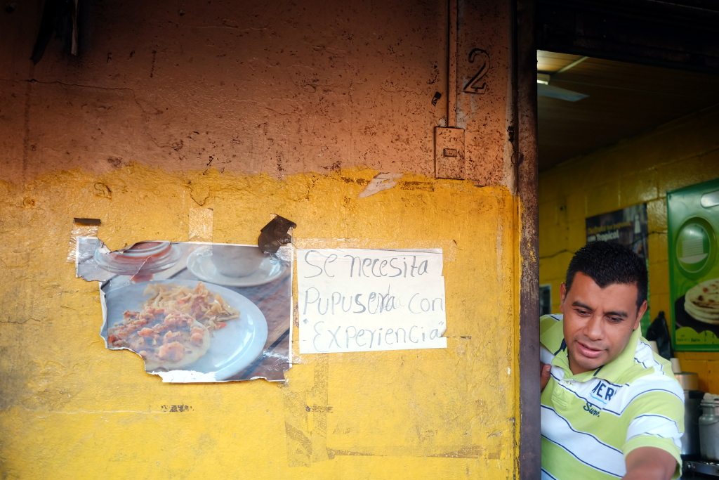 "Se necesita pupusera con experiencia". El Salvador, enero de 2016