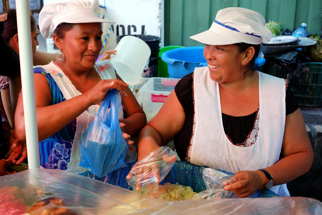 Vendedoras de vigorón. Mercado Oriental, Managua, enero de 2016