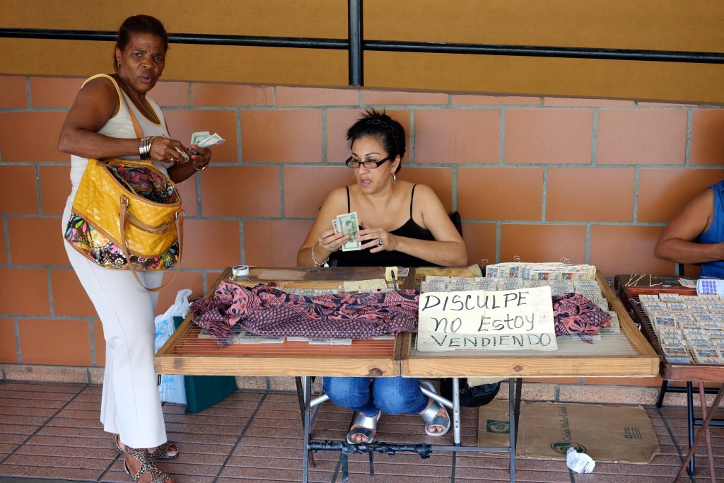 Vendedoras de lotería. Panamá, enero de 2016